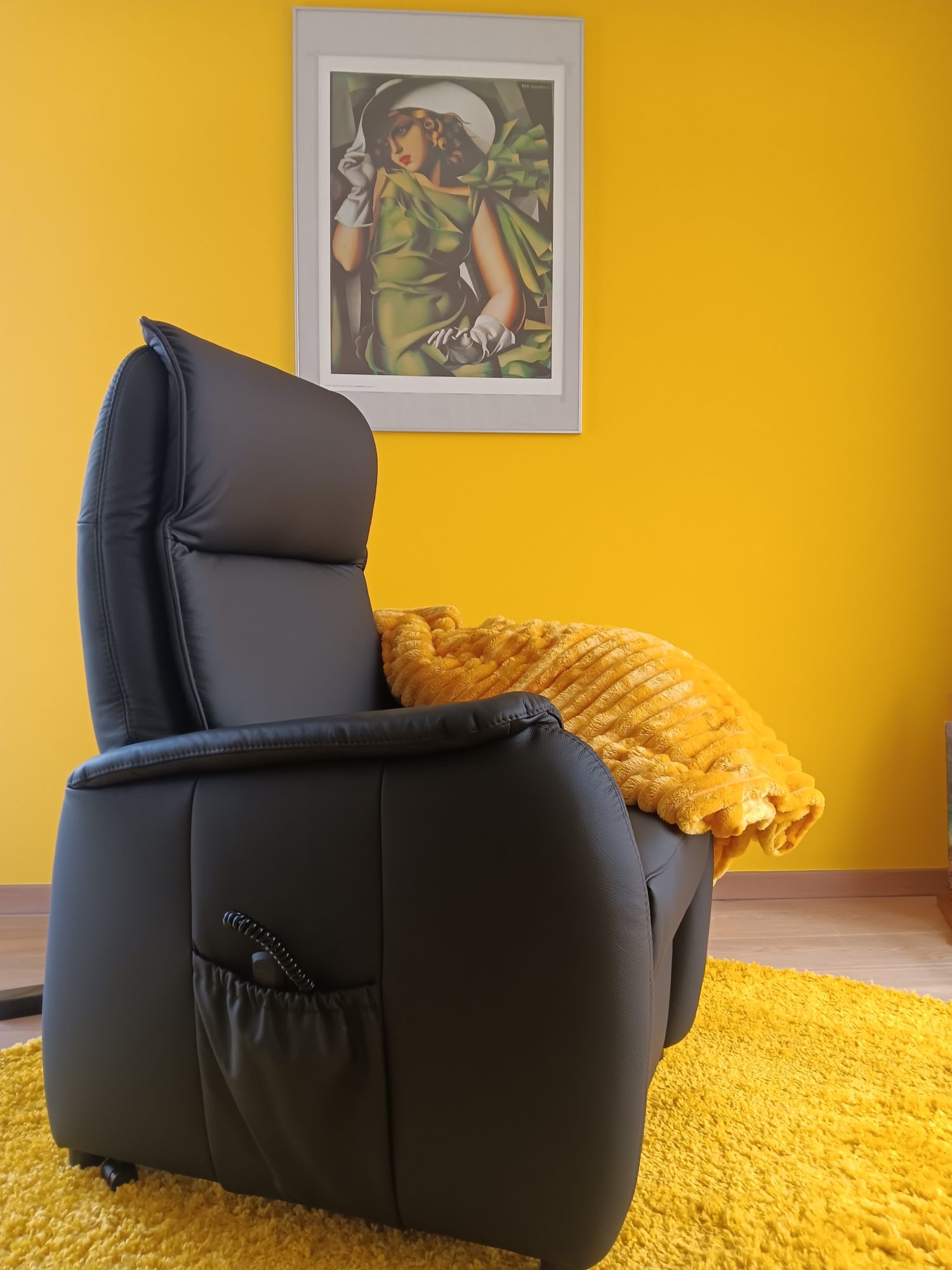 De therapiezetel met een geel kussen en een plaid